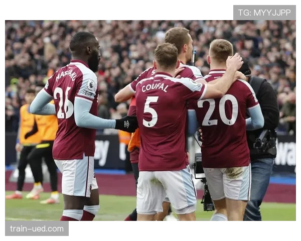 伊布拉希莫维奇边路盘带撕防守体系 本赛季连续制造射门威胁