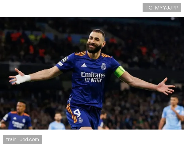 本泽马与莱万射术技术细节对比：终结效率与进攻角色差异解析