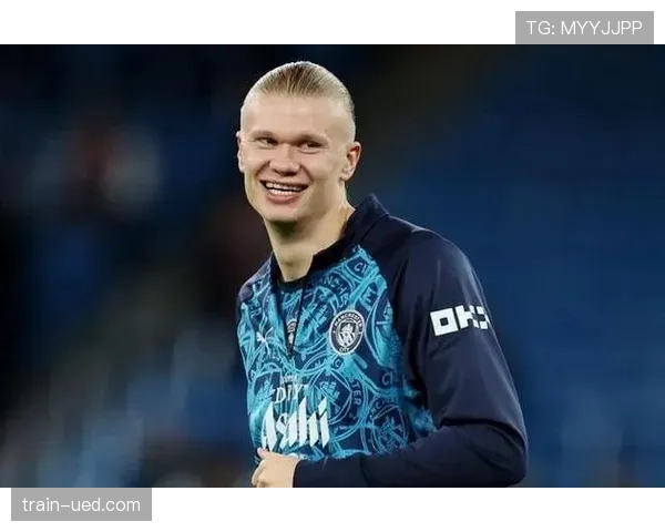 哈兰德下场那背影，真像邻家大男孩突然继承了亿万家产